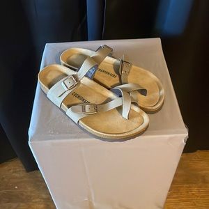 Cushion aire Women’s leather sandals size 9